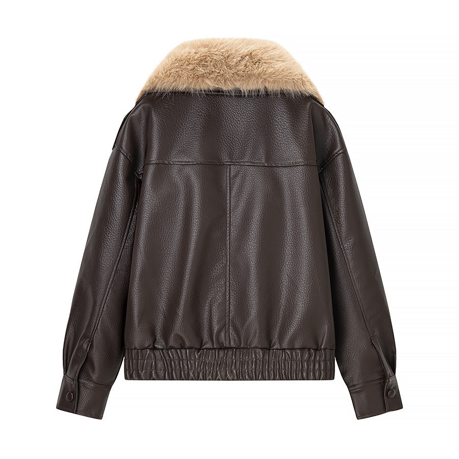 Dam kort aviator-stil jacka in läderlook med extra-stor faux fur krage och metallic dragkedja