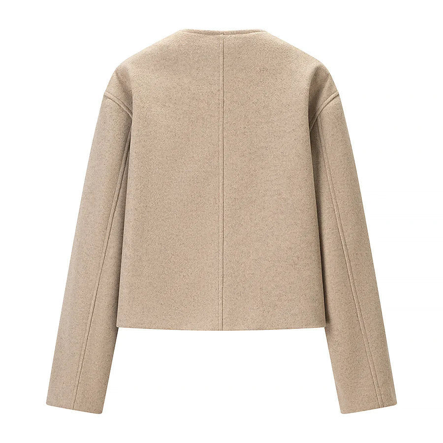 Dam kort boxy jacka i ullblandning med asymmetrical knäppning och rund hals