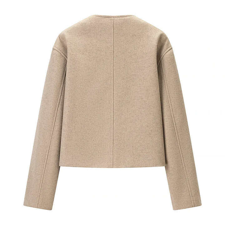 Dam kort boxy jacka i ullblandning med asymmetrical knäppning och rund hals
