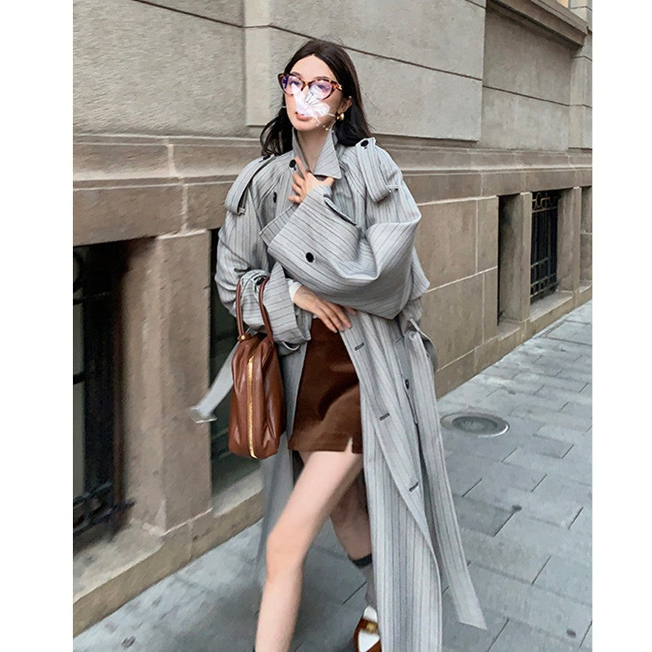 Dam lång Pinstripe trenchcoat med knytband Shoulder Straps och Flared fåll