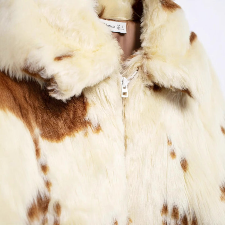 Dam cropped faux pälsjacka i cow tryck design med skjortkrage och concealed dragkedja