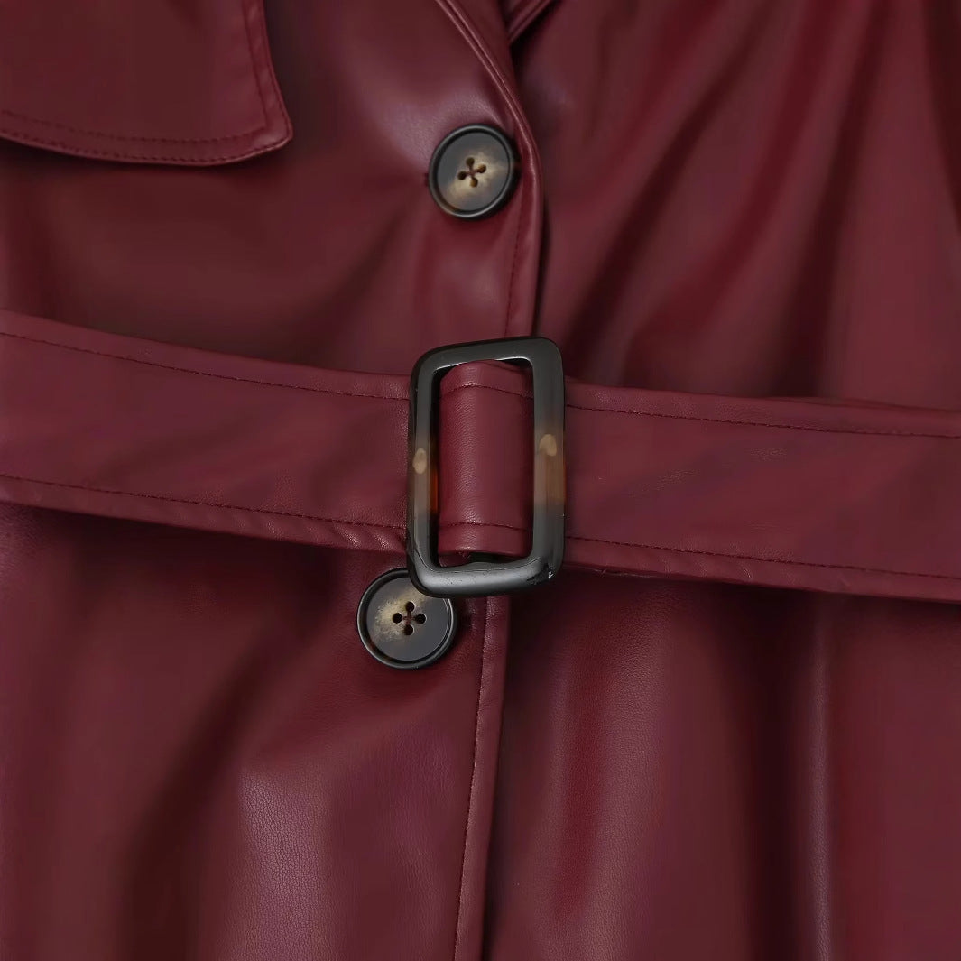 Dam longer vegan trenchcoat i läder look med midjebälte och axel flap