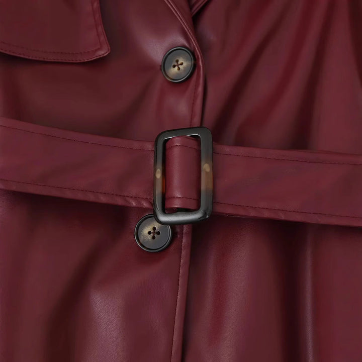 Dam longer vegan trenchcoat i läder look med midjebälte och axel flap
