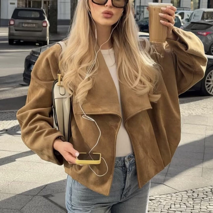 Dam kort oversize jacka gjord mocka tyg med vid Shawl krage, Raglan ärmar, och Gathered fåll