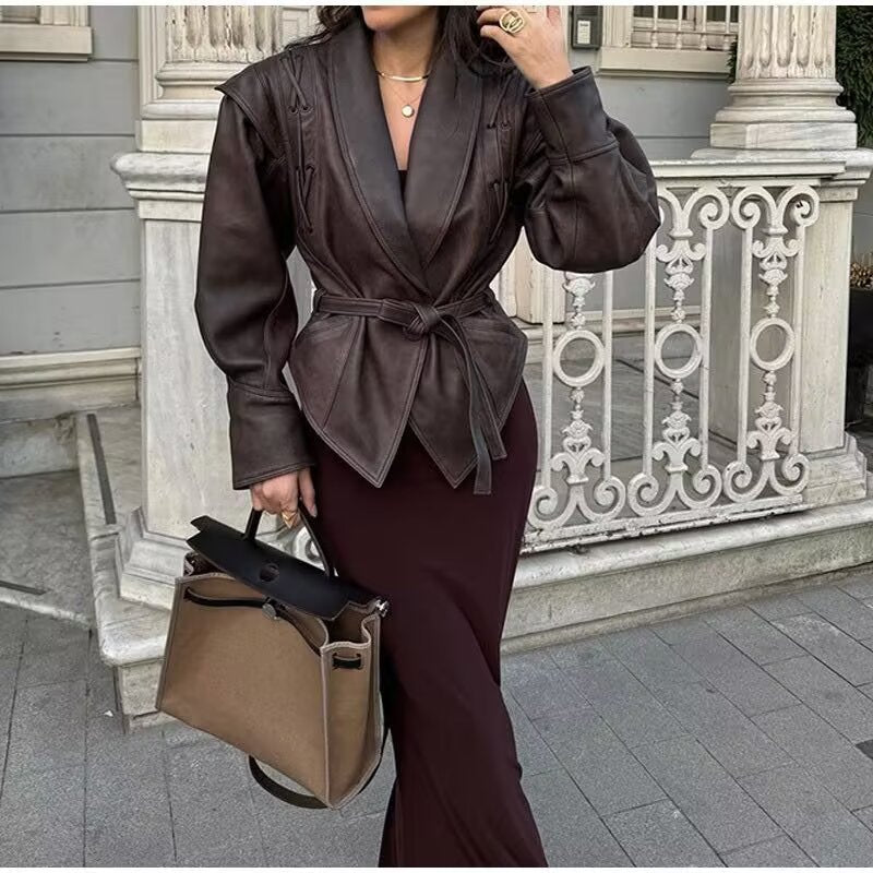 Dam kort jacka gjord mocka imitation med wrap bälte och lacing detaljer