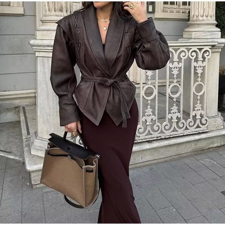 Dam kort jacka gjord mocka imitation med wrap bälte och lacing detaljer