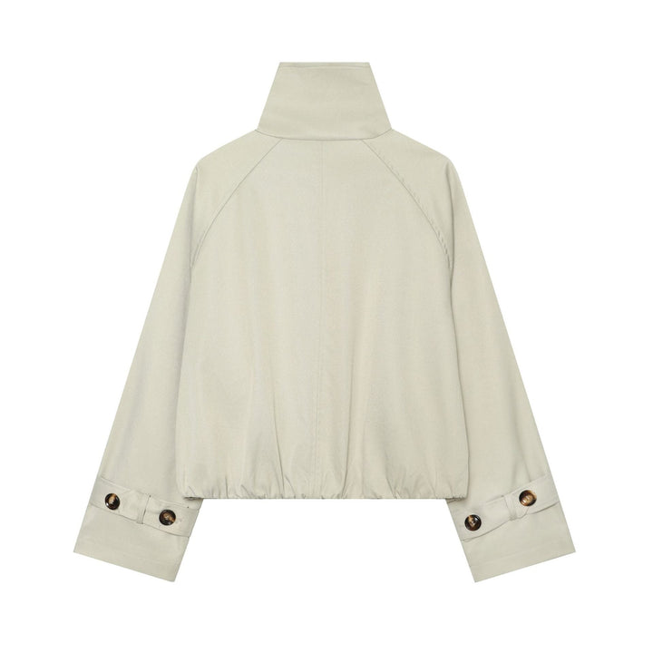 Dam kort figurnära trenchcoat med double-breasted knäppning, high ståkrage, och avtagbar axel flaps