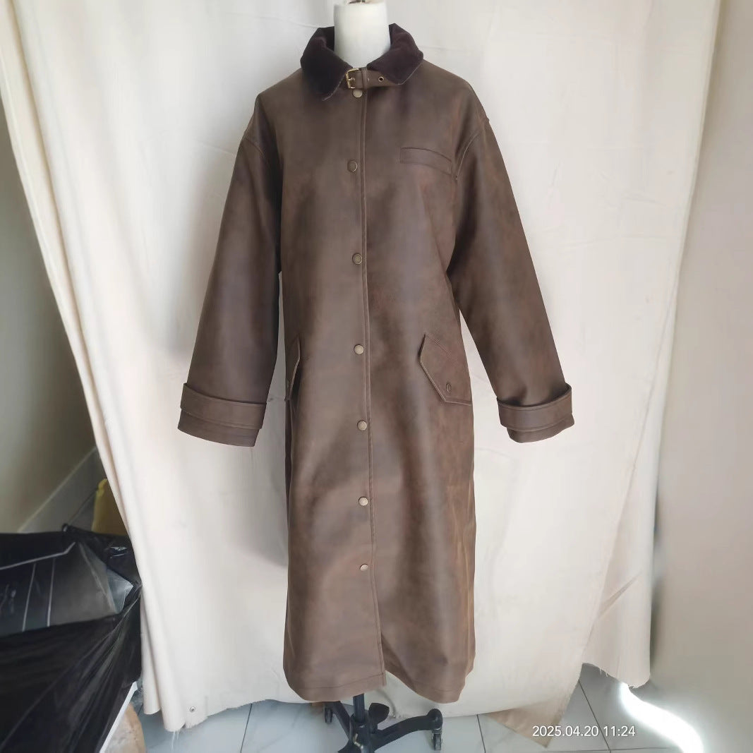 Dam extra lång oversized konstläder kappa med adjustable krage strap, snap button front, flap fickor, och vida ärmar