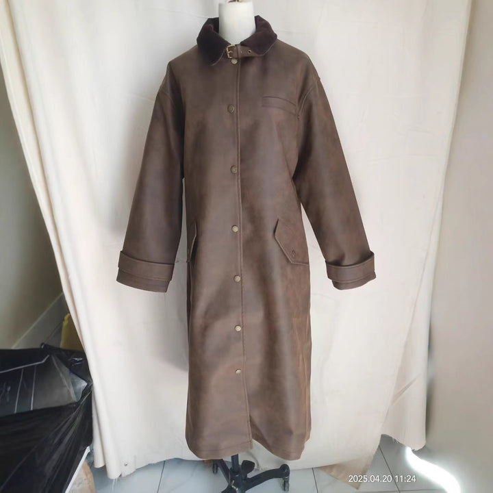 Dam extra lång oversized konstläder kappa med adjustable krage strap, snap button front, flap fickor, och vida ärmar