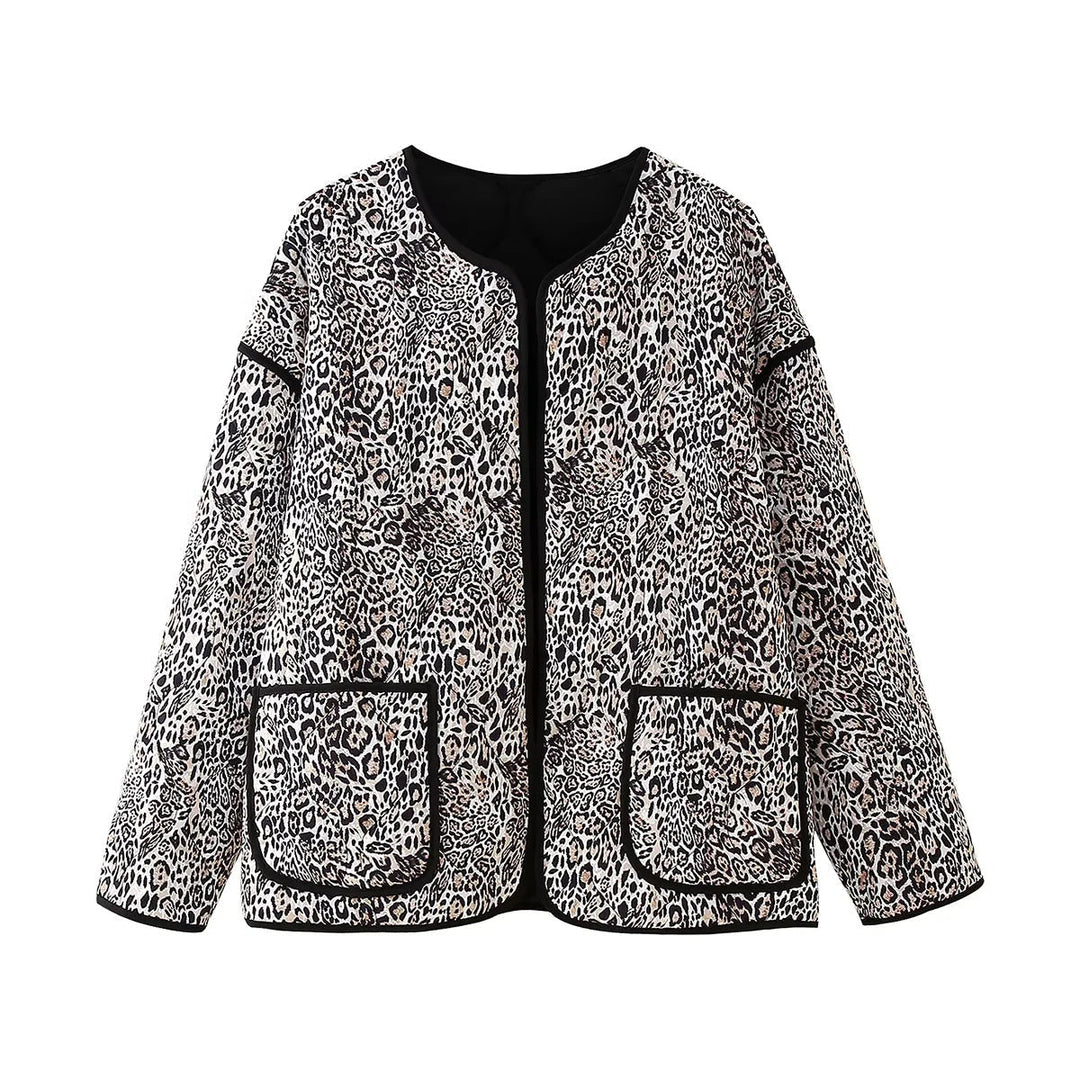 Dam quiltad kort jacka med leopardprint, open round neckline, kontrast piping, och påsydda fickor