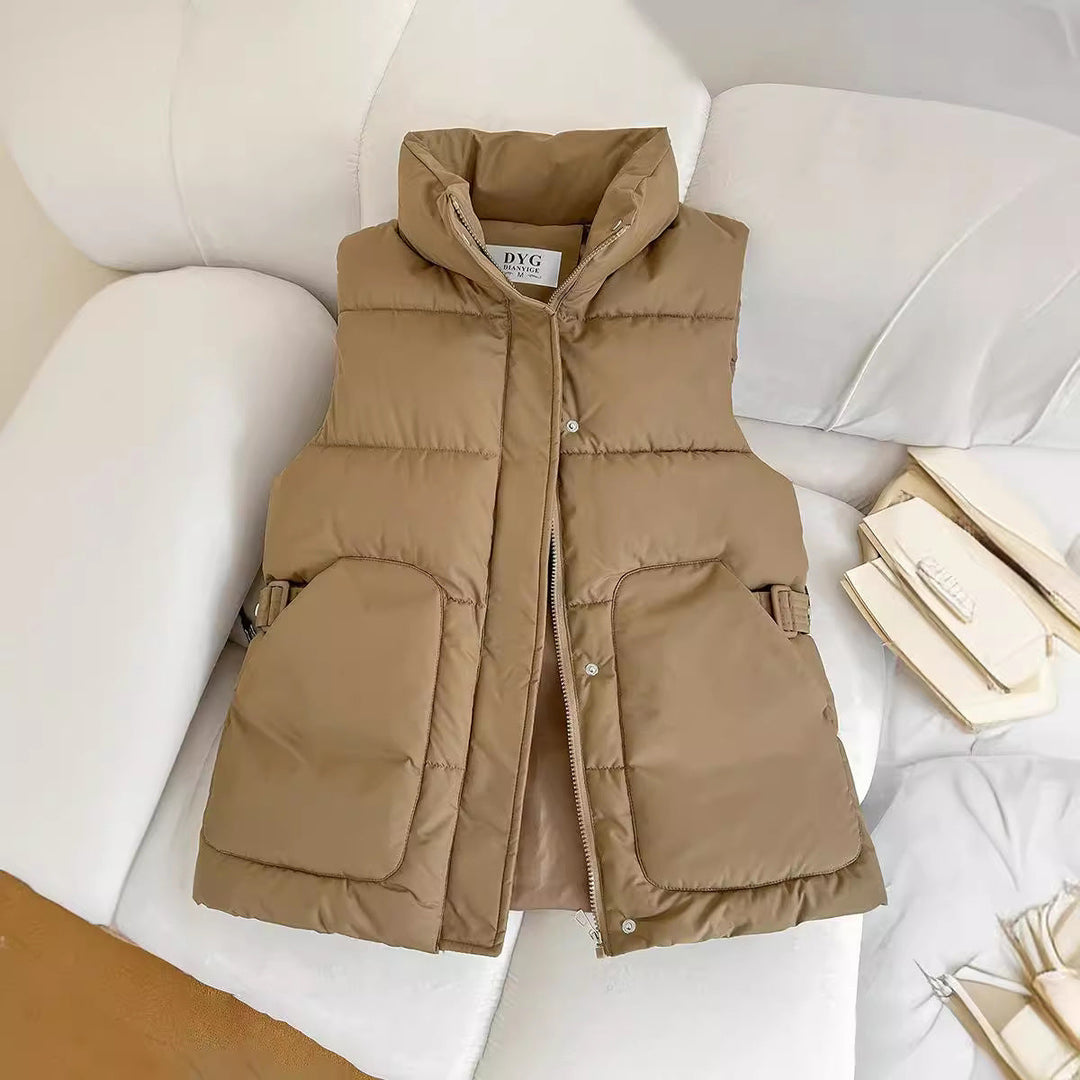 Dam vadderad sleeveless utilityväst med high ståkrage, stor flap fickor och side adjustment buckles
