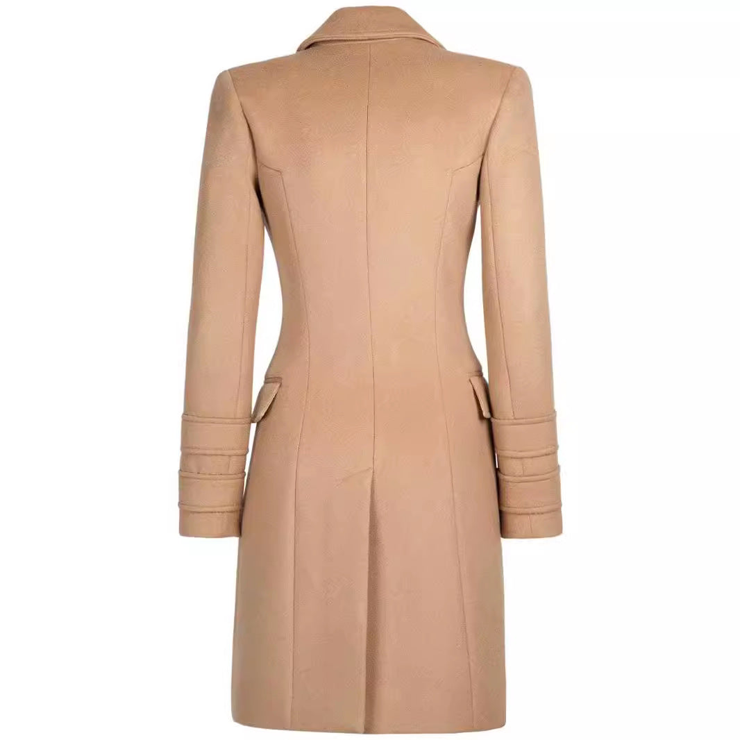 Dam kort kappa in blazer dress stil med structured waistline och golden dekorativ knappar