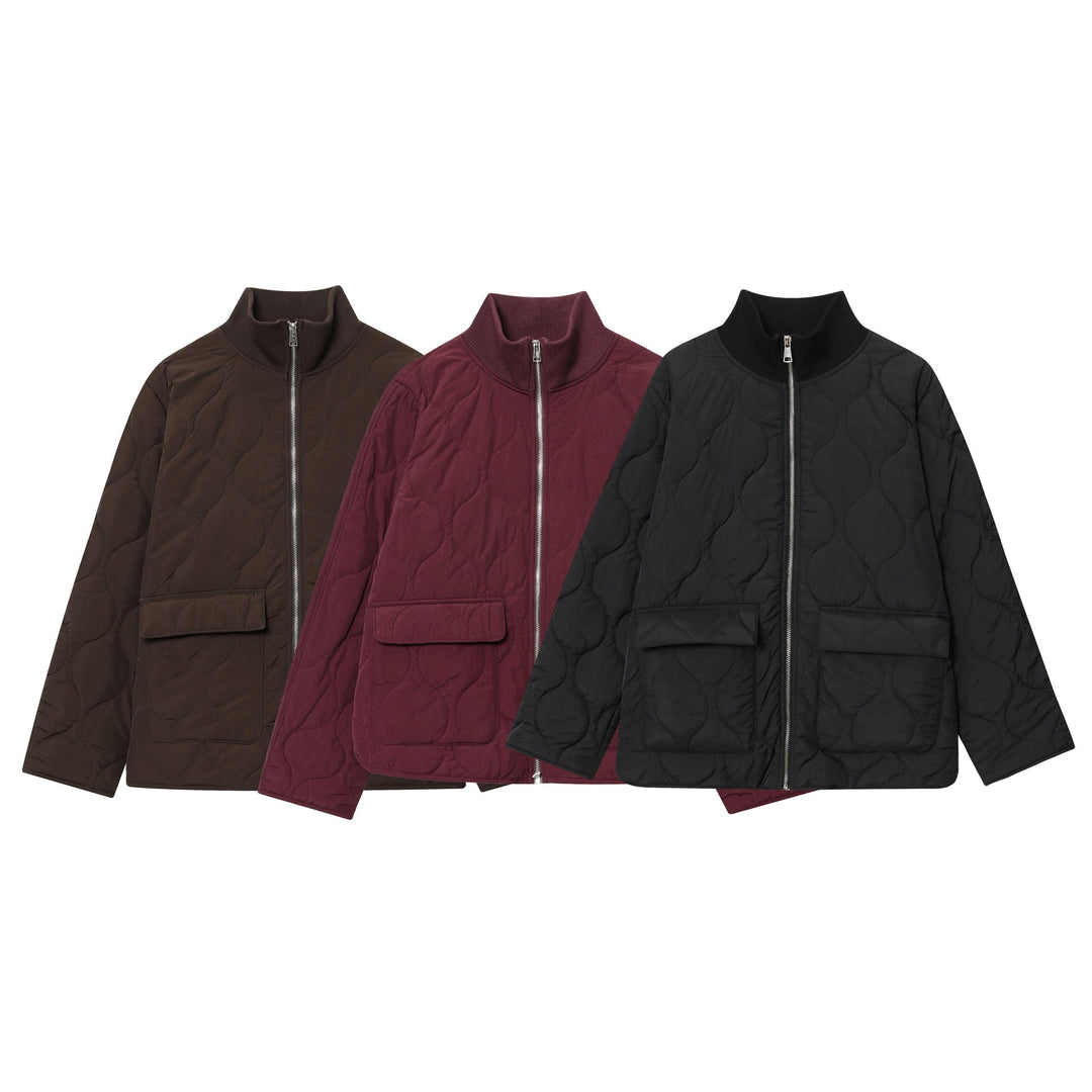 Dam lätt quiltad jacka med round quiltning, high ribbed krage, och patch flap fickor