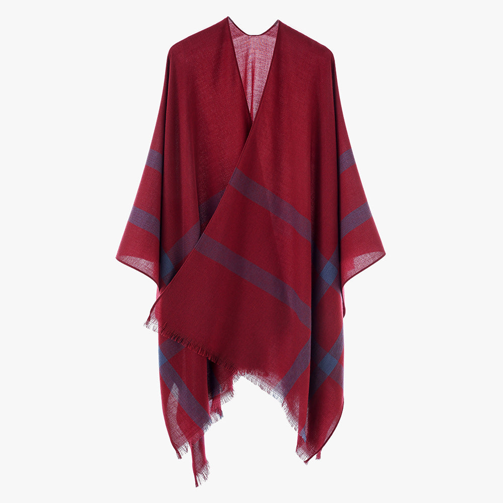 Dam lätt V-Neck poncho tillverkad av fine tyg med diagonal kontrast stripes