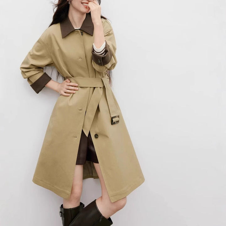 Dam stilren trenchcoat med kontrasterande detaljer