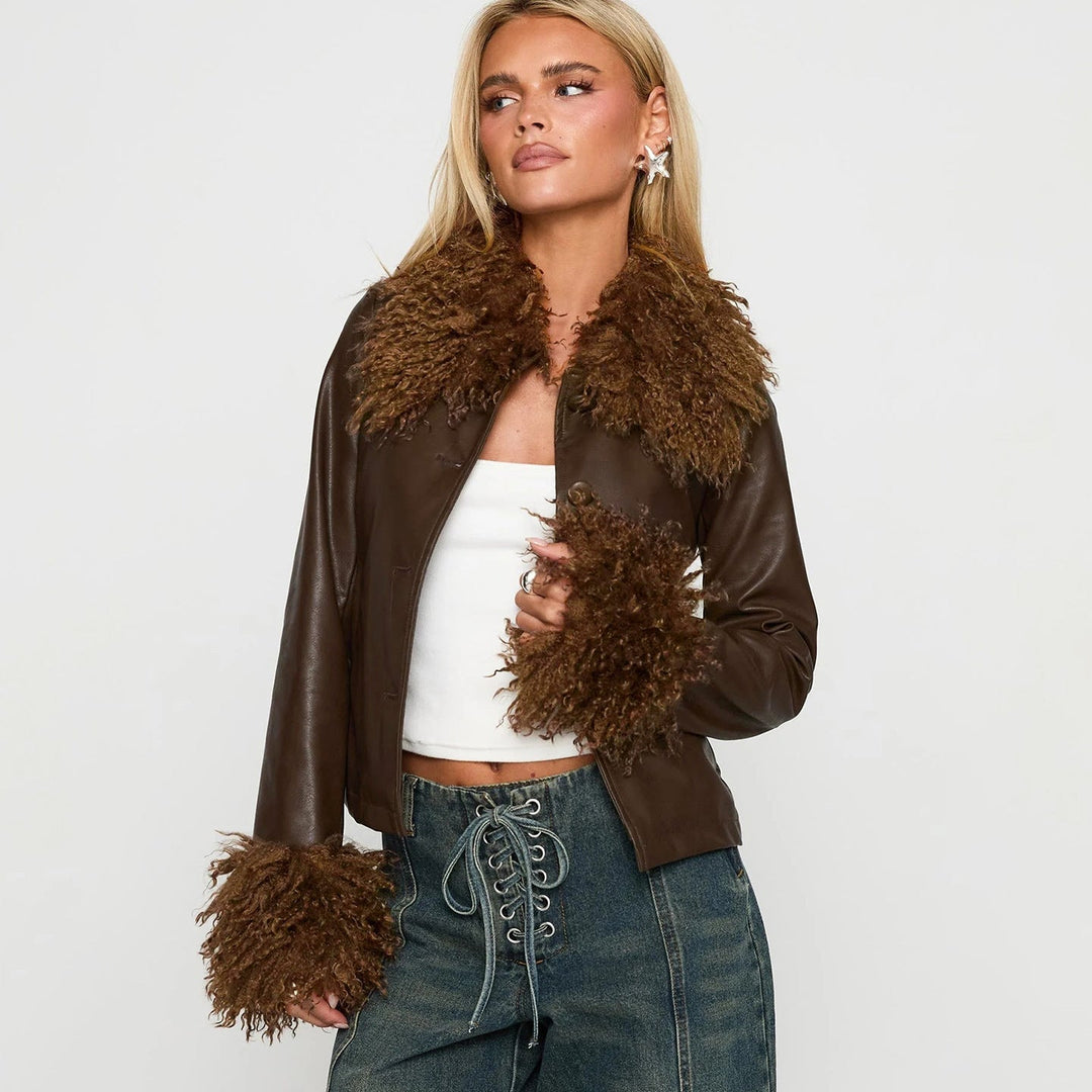 Dam kort jacka tillverkad av vegan läder med voluminous pälskrage och fur cuffs