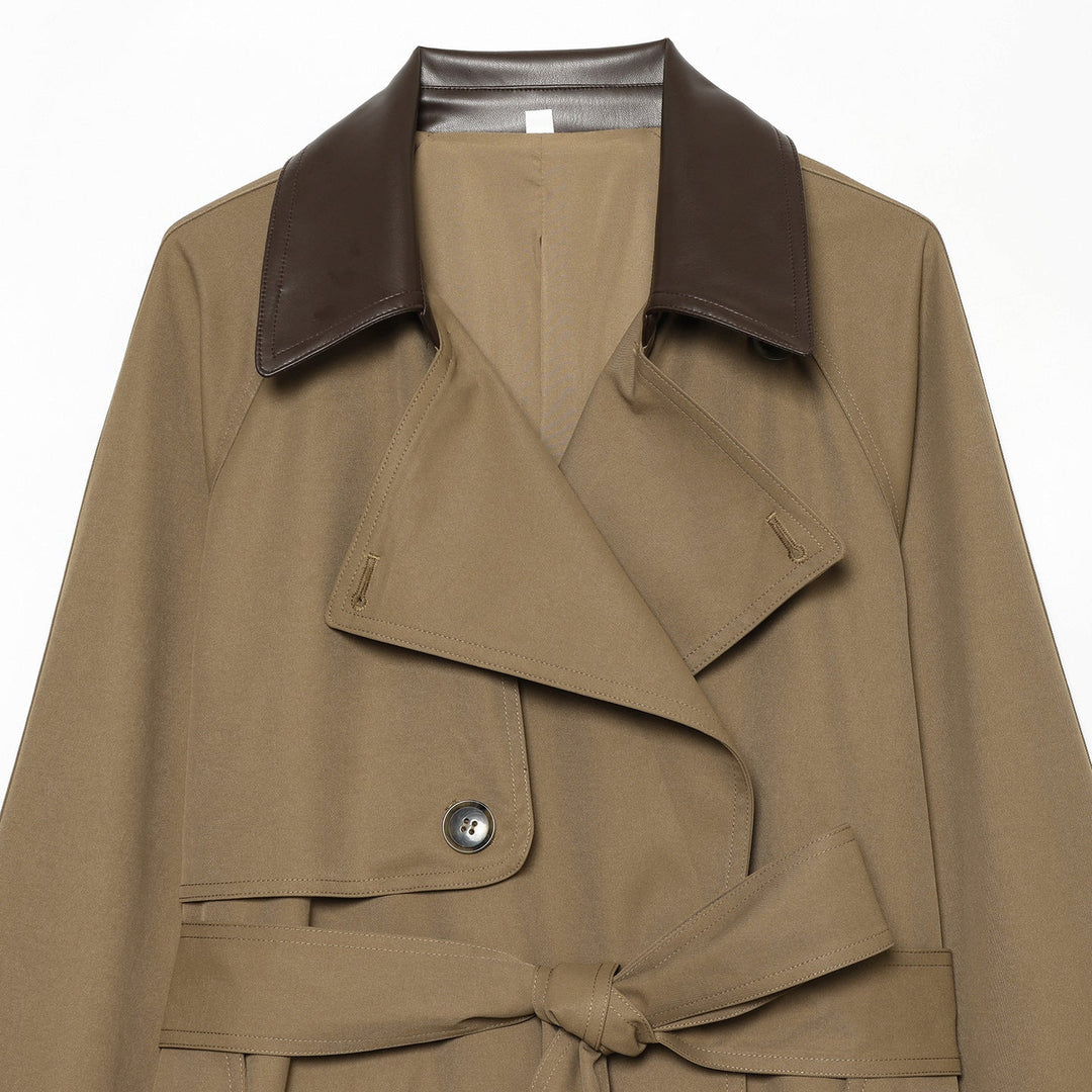 Dam kort-skärning trenchcoat med kontrasterande konstläder krage, double breasted och midjebälte