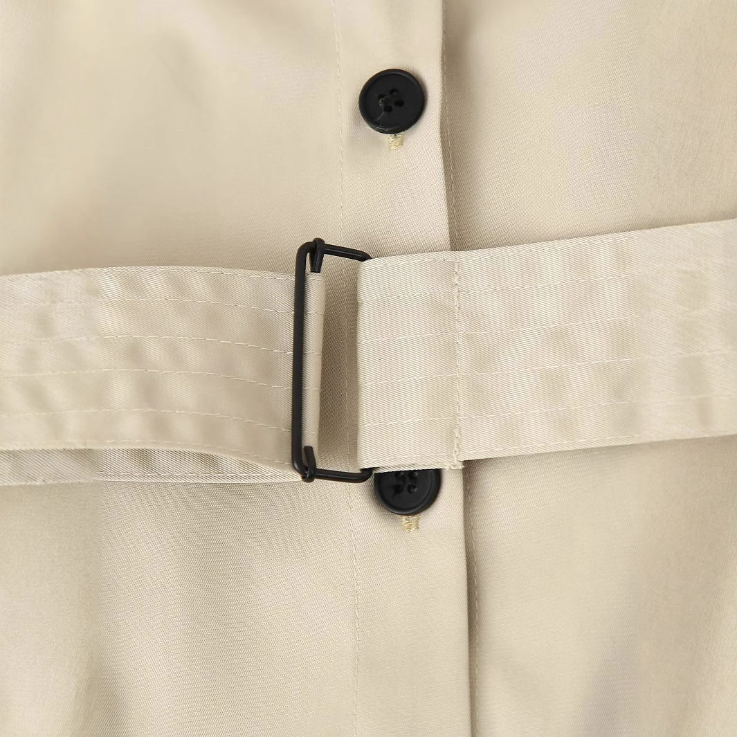 Dam longer figursydd trenchcoat med midjebälte, axel epaulettes, och continuous knäppning