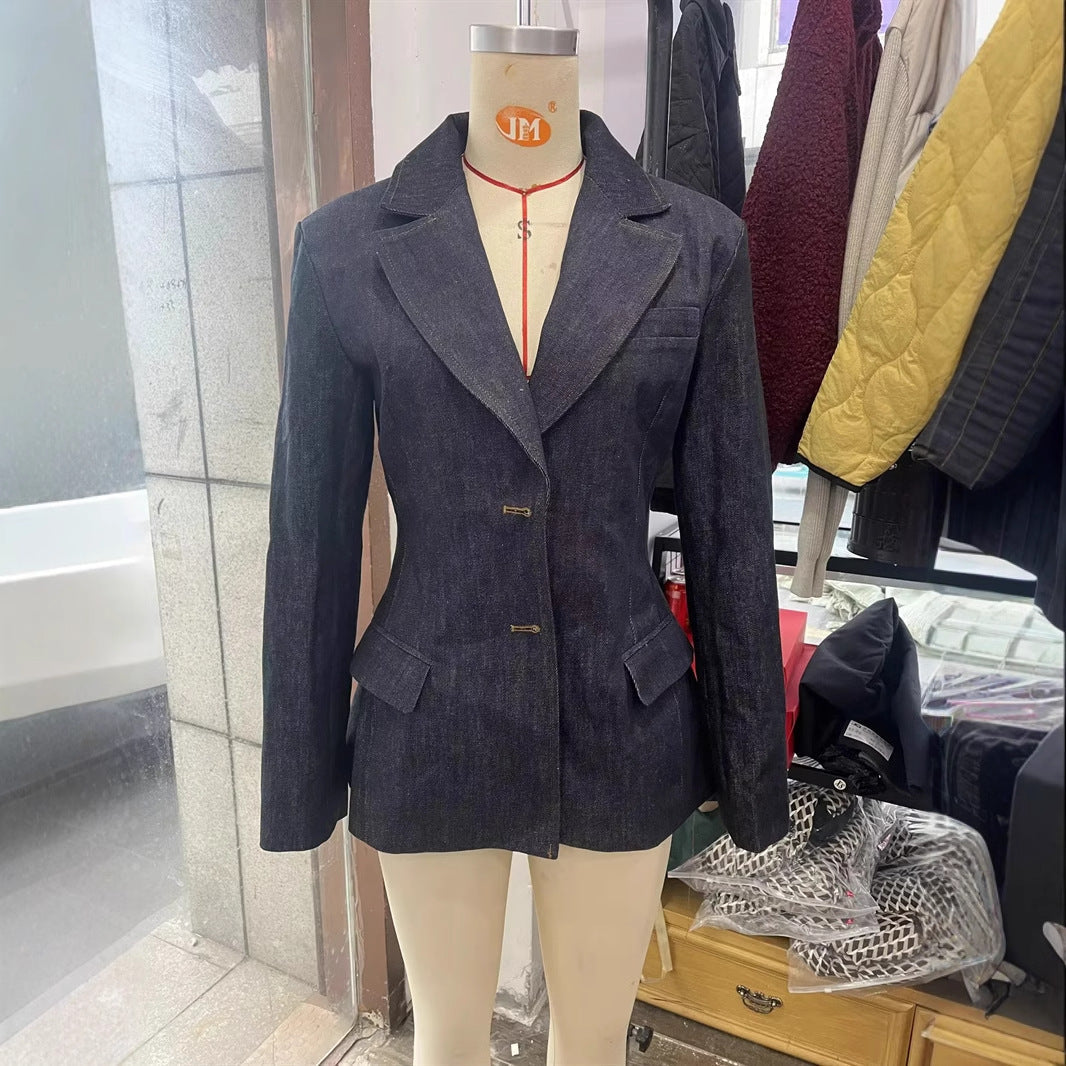 Dam figursydd denim blazer med en slim silhuett, princess seams och påsydda fickor