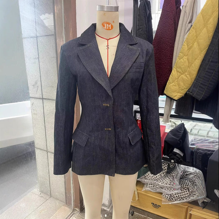 Dam figursydd denim blazer med en slim silhuett, princess seams och påsydda fickor
