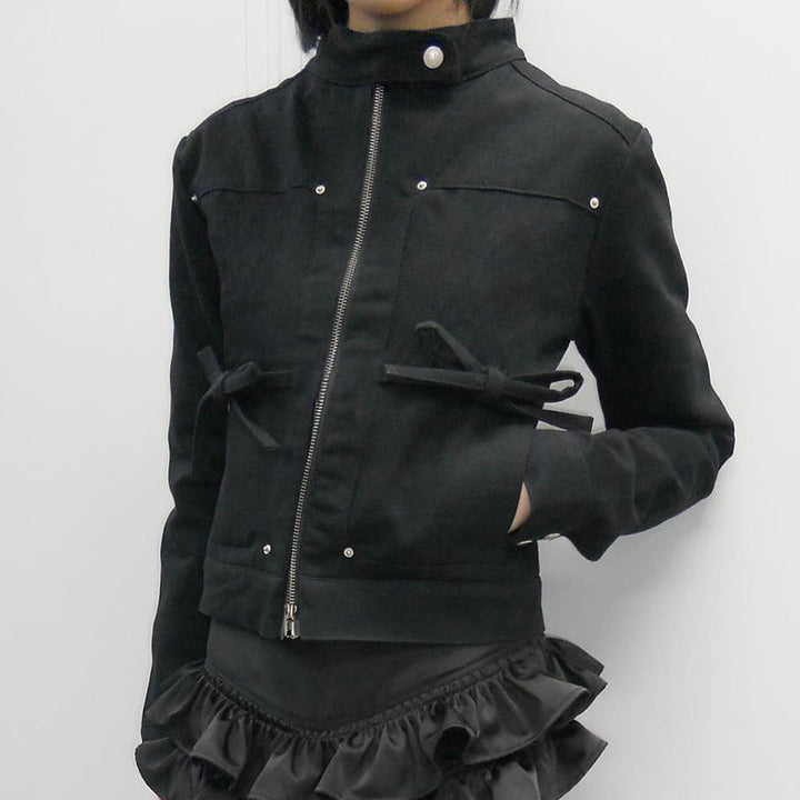 Dam figursydd kort jacka med ståkrage, epaulettes, waist belts och continuous dragkedja