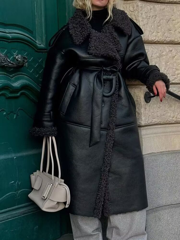 Dam lång konstläder kappa med teddyfoder och belted midja