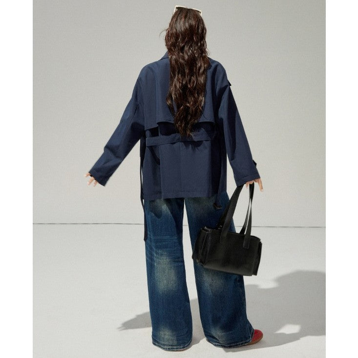 Dam kort trenchcoat med a flattering bälte och double-breasted knappslå