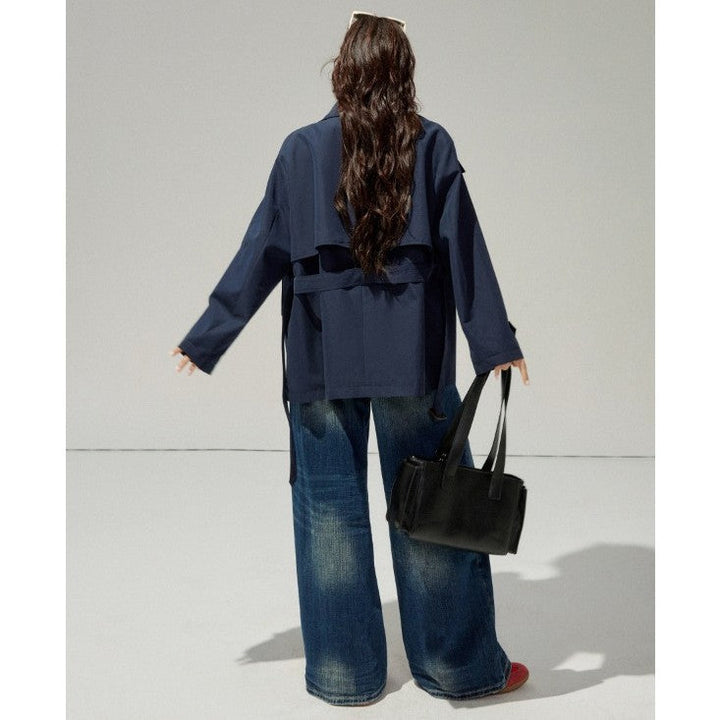 Dam kort trenchcoat med a flattering bälte och double-breasted knappslå