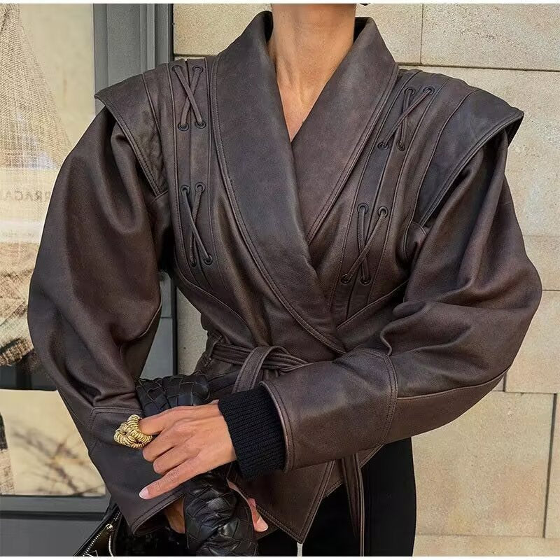 Dam kort jacka gjord mocka imitation med wrap bälte och lacing detaljer