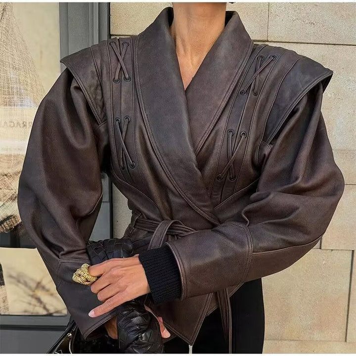 Dam kort jacka gjord mocka imitation med wrap bälte och lacing detaljer