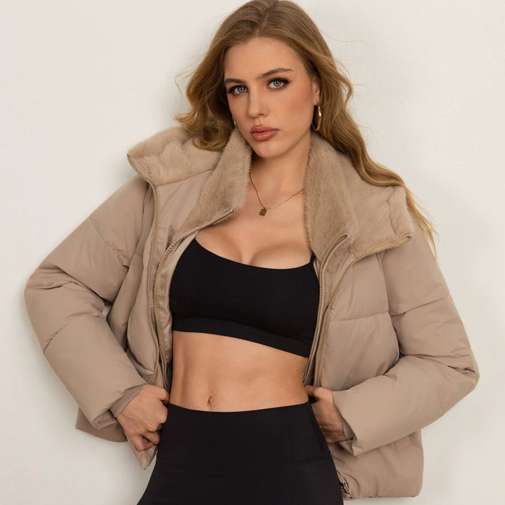 Dam kort skärning pufferjacka med Cozy Faux Fur foder och hög krage