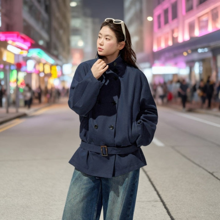 Dam kort trenchcoat med a flattering bälte och double-breasted knappslå