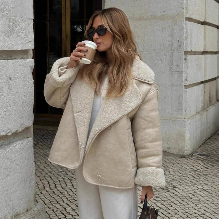 Dam kort jacka in lamb fur look med shawl krage och sido utanpåfickor