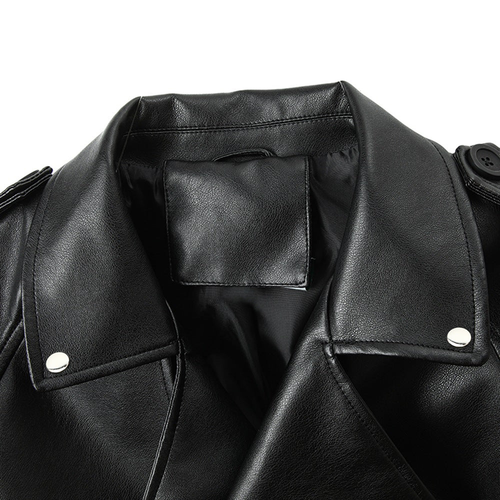 Dam kort Biker trench gjord mjuk konstläder med shoulder straps och buckle muddar