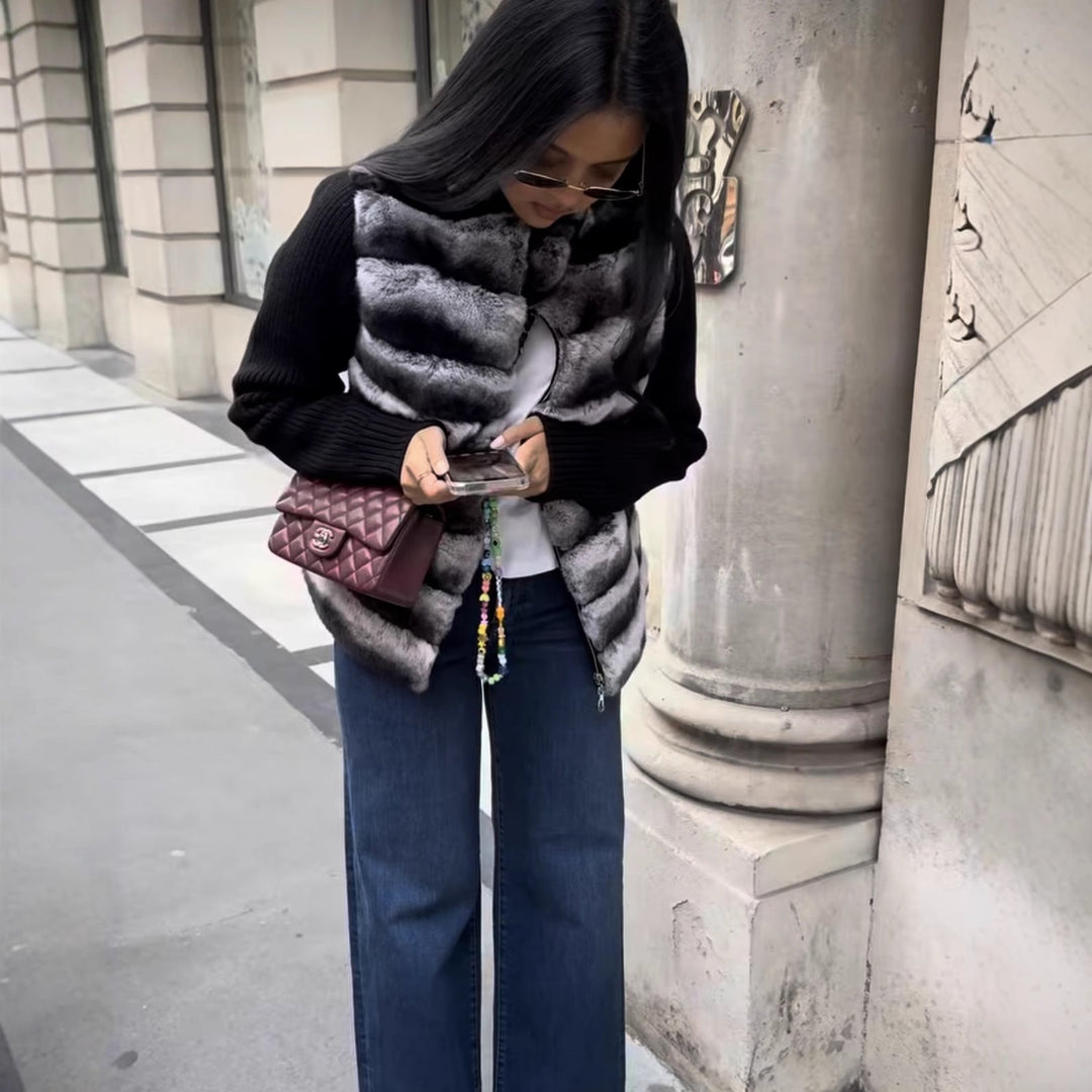 Dam 100+ Kort Faux Fur Väst med Randig Fur Look, Integrated Ribbed Stickad Ärmar och Stå Krage