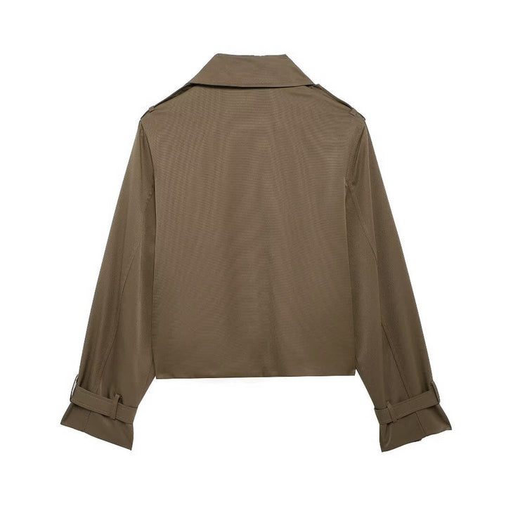 Dam kort cropped trenchcoat i boxy skärning med double-breasted knäppning, axel epaulets och adjustable ärm straps