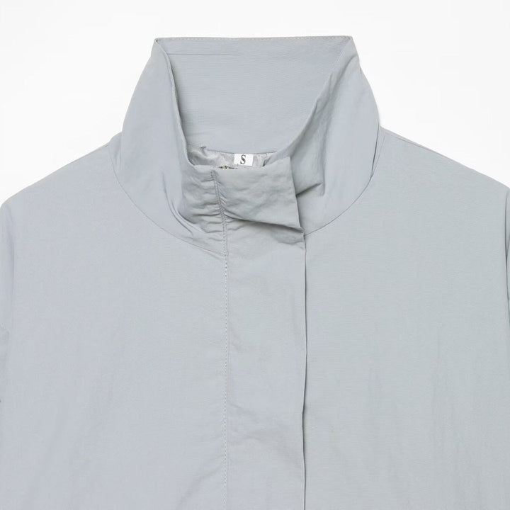 Dam kort funktionell windbreaker med hög standing krage och dold dragkedja