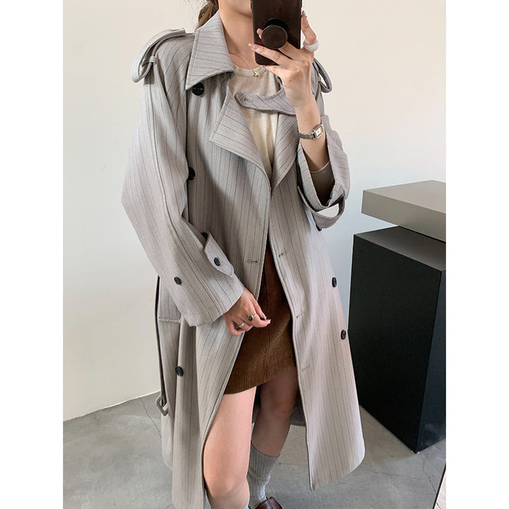 Dam pinstripe trenchcoat med boxy silhuett, shoulder patches, och dold knytband