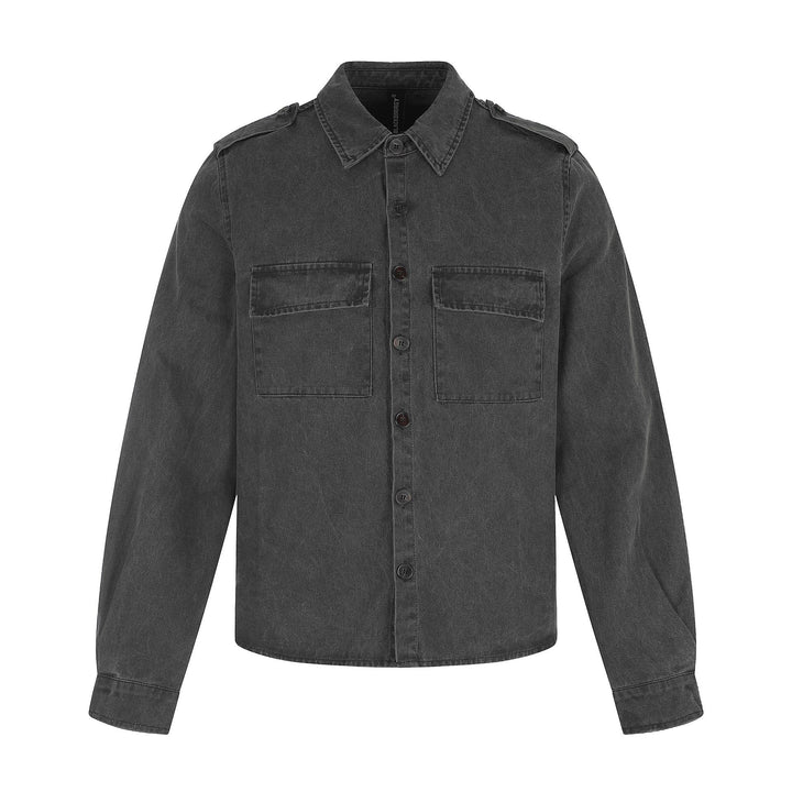 Herr skjortjacka tillverkad av washed denim med fickor med lock och epaulettes