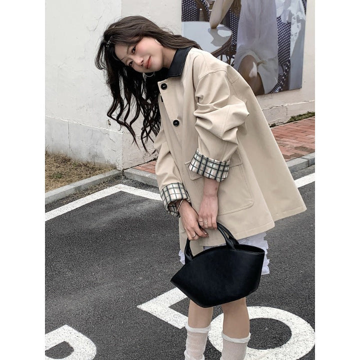 Dam kort Boxy trench med kontrasterande Lapel, Checked ärm Trim, och Applied Flap fickor