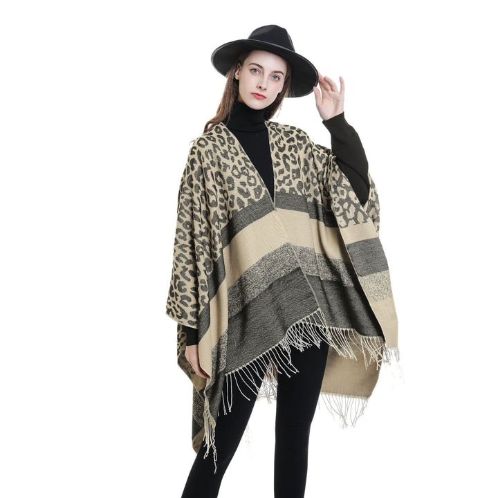Dam oversized Ruana med Leo Jacquard, fringes, och mjuk ullblandning