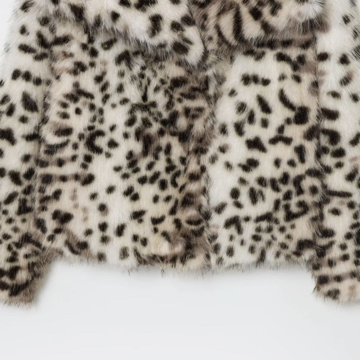 Dam Kort Jacka Gjord av Konstpäls i Snow Leopardmönster med Breda Slag