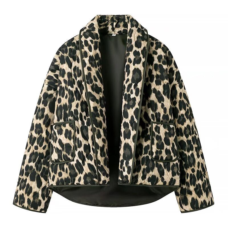 Dam vadderad kort jacka in Leopard tryck med Shawl krage och utanpåfickor