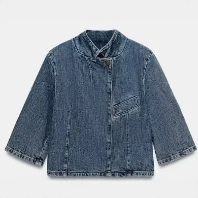 Dam Boxig Kort Denimjacka med Mandarin Krage, Asymmetrisk Knapp Knäppning och Fringe Nederkant