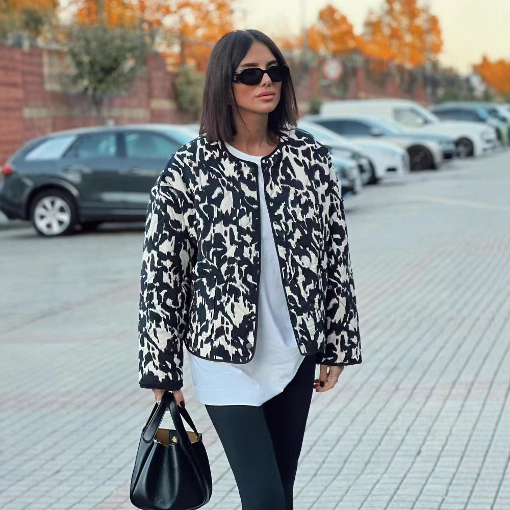 Dam kviltad jacka in oversize boxig skärning med round neckline och abstract animal tryck