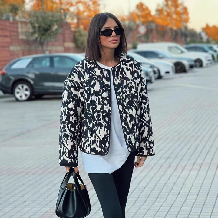 Dam kviltad jacka in oversize boxig skärning med round neckline och abstract animal tryck