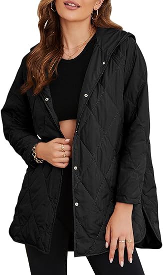 Dam kviltad med huva jacka med snap knappslå, sido slits, och medium length