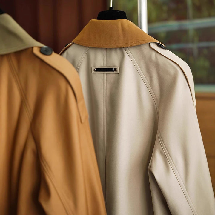Dam elegantly skräddad trenchcoat med a belted midja