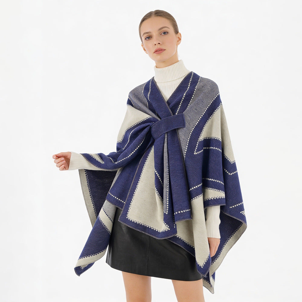 Dam Oversize Cape tillverkad av Jacquard stickad med tie loop