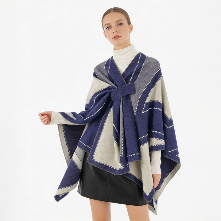 Dam Oversize Cape tillverkad av Jacquard stickad med tie loop